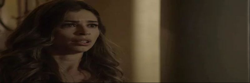Lívia fica chocada ao ver a mãe aos beijos com Mariano