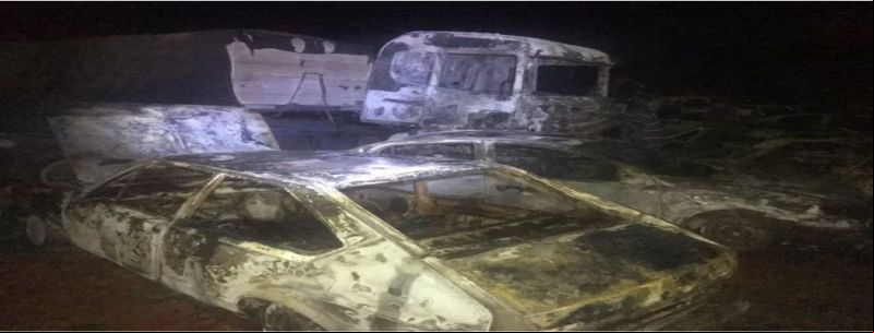 Em Monte Carmelo, 18 veículos foram queimados dentro de pátio; causa do incêndio ainda não foi apurada 