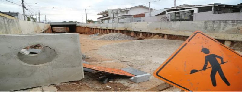 Obra inacabada de responsabiliade do Governo do Paraná que faz parte do projeto Corredor Aeroporto/Rodoferroviária