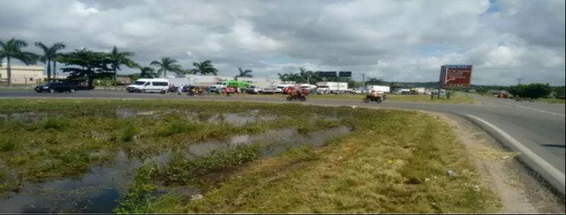 Caminhoneiros ocupam faixa da BR-101, em Jaboatão dos Guararapes, no Grande Recife, contra aumento do combustível