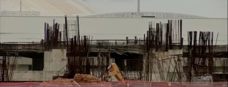 Obras do Aeroporto de Fortaleza viraram amontoado de ferro e concreto. 