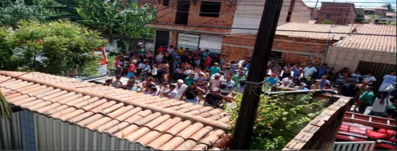 Moradores se aglomeraram na frente da escola