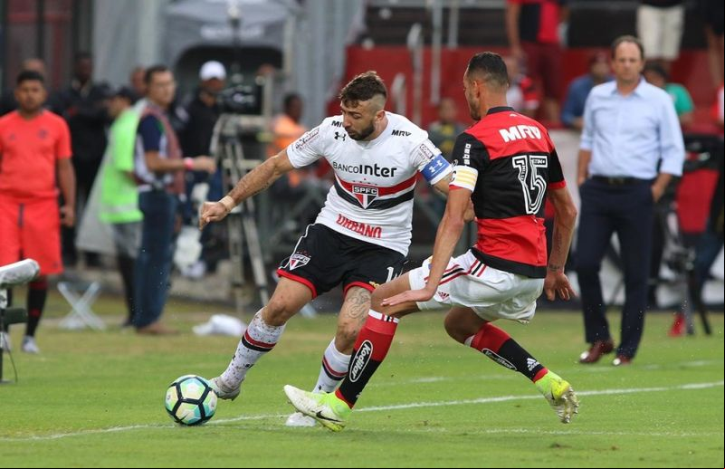 Rogério Ceni, ao fundo, no comando do seu último jogo como técnico do São Paulo, contra o Flamengo, em 2017 — Foto: Rubens Chiri / saopaulofc.net