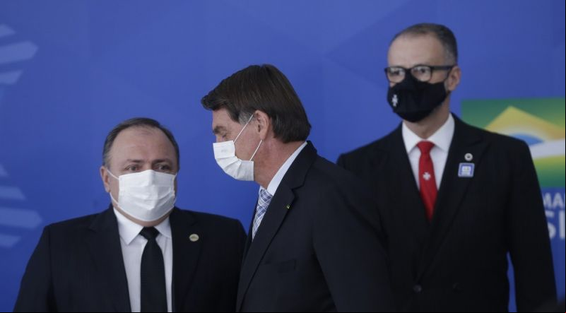 O ministro da Saúde, Eduardo Pazuello, o presidente da República, Jair Bolsonaro, e o diretor-presidente da Agência Nacional de Vigilância Sanitária (Anvisa), Antônio Barra Torres, durante cerimônia para sancionar projetos de lei que ampliam a capa