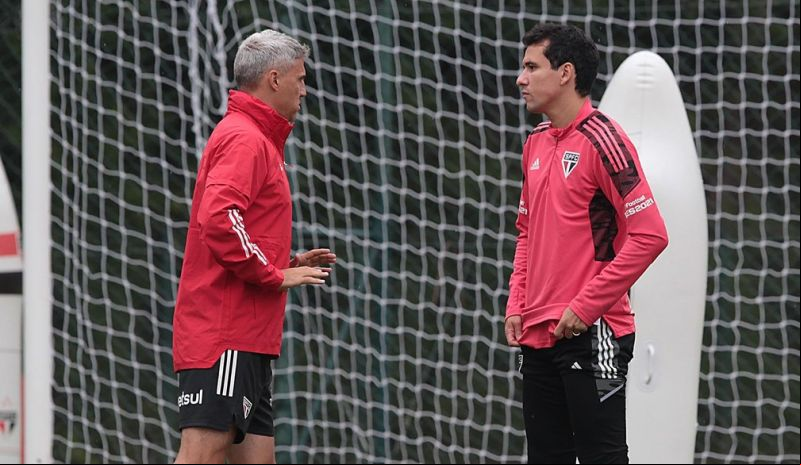 Hernán Crespo conversa com Pablo durante treino de sábado no São Paulo — Foto: Rubens Chiri / saopaulofc