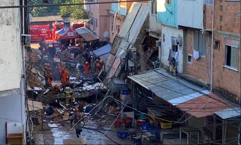 Prédio de quatro andares desaba na madrugada desta quinta-feira em Rio das Pedras, Zona Oeste do Rio Foto: Márcia Foletto / Agência O Globo