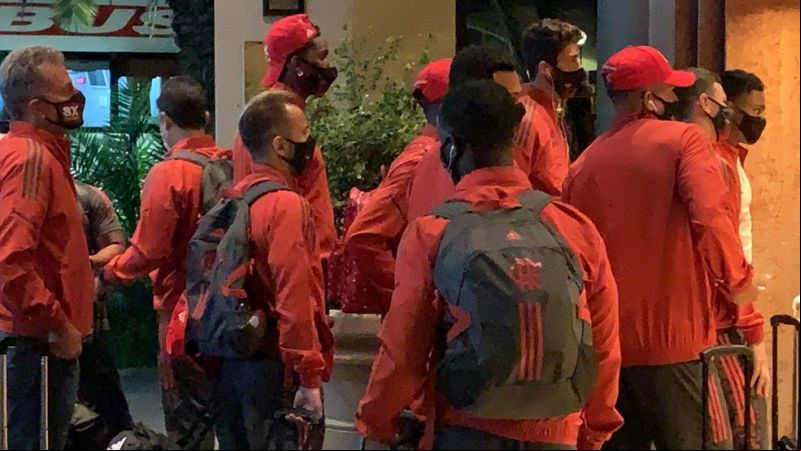 Jogadores do Flamengo aguardam na entrada do hotel em Buenos Aires — Foto: Raphael Sibilla
