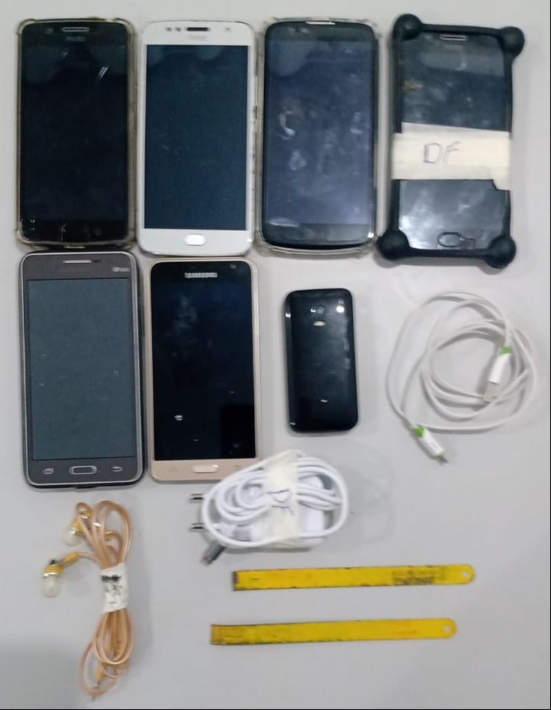 Além dos celulares, carregadores e chips, foi encontrado um fone de ouvido e capas de proteção para celular — Foto: Sejusp/Divulgação