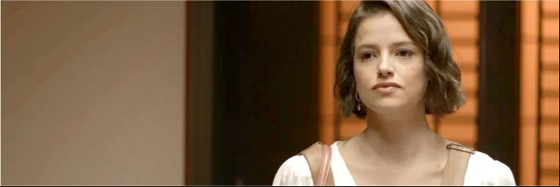 Josiane (Agatha Moreira) se dá mal e revólver não funciona durante briga com Fabiana (Nathalia Dill), em 'A Dona do Pedaço' — Foto: Globo