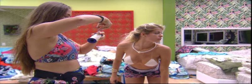 Jaqueline comemora biquíni de esparadrapo: 'Vai Malandra'