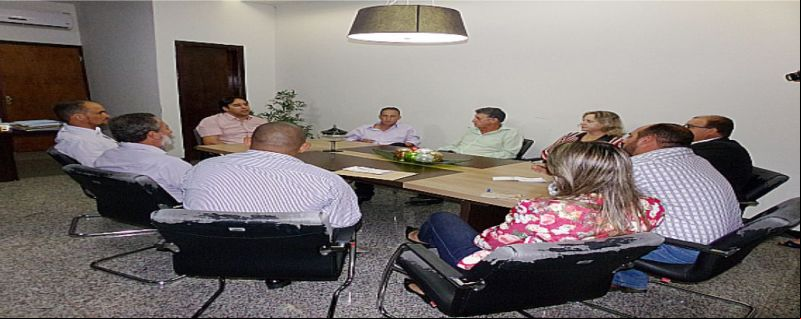Prefeito se reúne com vereadores.