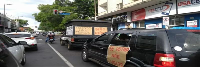 Cartazes foram espalhados por bairros de Uberlândia e anexados em veículos 