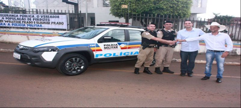 Prefeitura Municipal e Câmara de Vereadores entregam viatura à Polícia Militar de Perdizes.