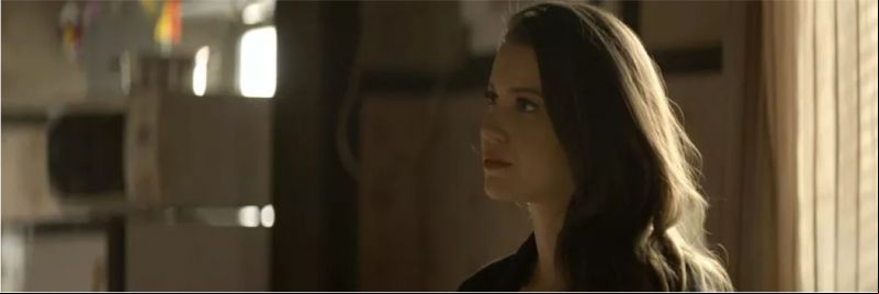 Em 'A Dona do Pedaço', Fabiana (Nathalia Dill) recorre a Josiane (Agatha Moreira) para conseguir informações sobre Maria da Paz (Juliana Paes) — Foto: TV Globo
