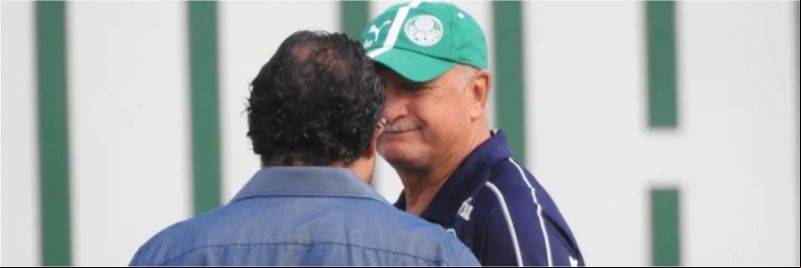 Felipão e Alexandre Mattos conversam em campo no Palmeiras — Foto: Tossiro Neto