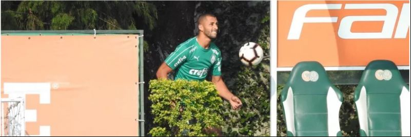 Vitor Hugo participa de treino do Palmeiras nesta segunda — Foto: Tossiro Neto