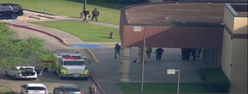 Entrada da Santa Fe High School, para onde a polícia foi após relatos de um tiroteio 