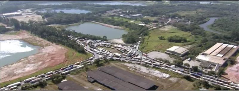 Manifestação de caminhoneiros na região de Embu das Artes 
