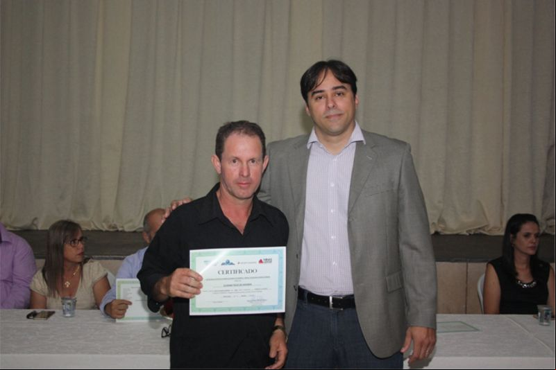 Prefeito Vinícius Barretos com um dos formandos.