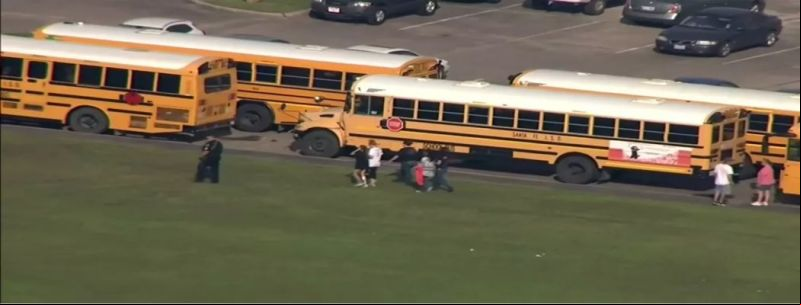 Alunos na parte externa da Santa Fe High School, no texas, após relatos de tiroteio 