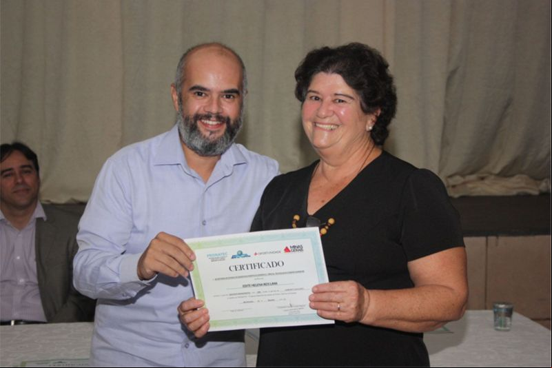 O  represente do SEDECTS PRONATEC Rigner Giovani com um dor formandos.