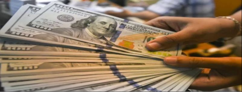 Notas de dólar em casa de câmbio em Jacarta, na Indonésia.