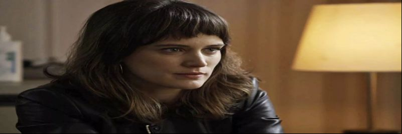 Clara está curiosa com o que a amiga tem a lhe contar
