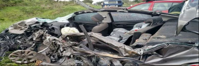 Carro de eio ficou destruído; vítimas foram levadas para Uberlândia