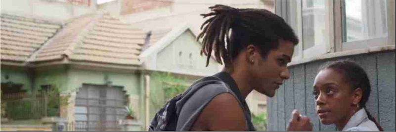 Waguinho (Lucas Leto) mostra a casa de Paloma (Grazi Massafera) e vai embora para não ser reconhecido na vizinhança em 'Bom Sucesso' — Foto: Globo