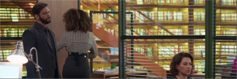 O advogado interrompe a conversa entre Nana (Fabiula Nascimento) e Gisele (Sheron Menezzes) — Foto: Globo