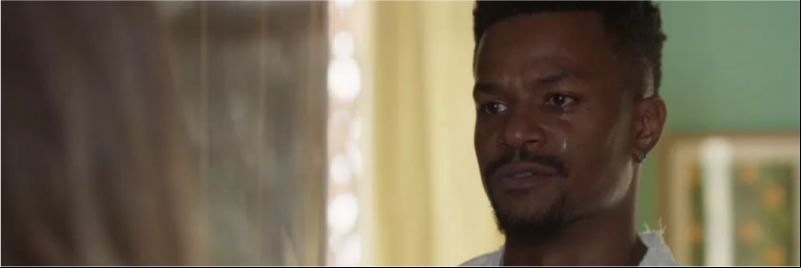 Ramon (David Junior) fica furioso e magoado ao saber que a ex-noiva caiu na piscina com seu rival — Foto: Globo