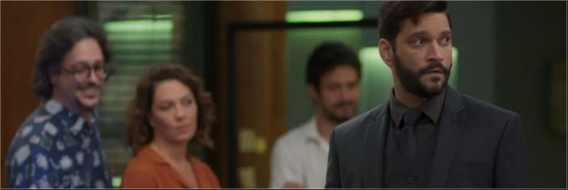 Diogo (Armando Babaioff) fica furioso quando vê Mario (Lucio Mauro Filho) e Marcos (Romulo Estrela) com Nana (Fabiula Nascimento) — Foto: Globo