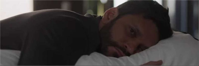 Diogo (Armando Babaioff) finge dormir, mas está de ouvidos bem atentos em Gisele (Sheron Menezzes) — Foto: Globo