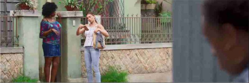 Paloma (Grazi Massafera) conversa com Lulu (Carla Cristina Cardoso) na porta de casa, sem saber que está sendo observada por Stefany (Ella Nascimento) em 'Bom Sucesso' — Foto: Globo