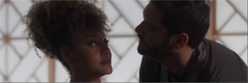 Diogo (Armando Babaioff) dá para Gisele (Sheron Menezzes) o colar que foi de Jeniffer (Nathalia Altenbernd) — Foto: Globo