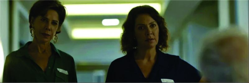 Vera (Angela Vieira) e Nana (Fabiula Nascimento) flagram fuga — Foto: TV Globo