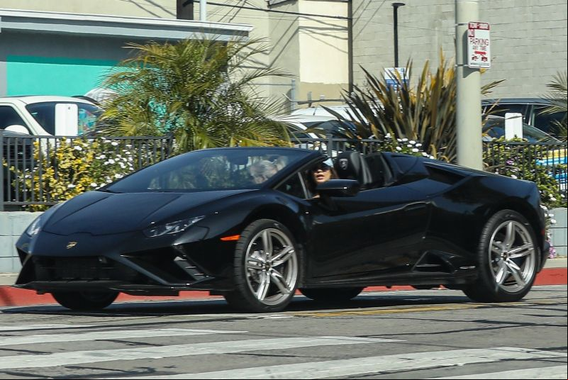 Vanessa Hudgens com seu novo carro (Foto: Backgrid/The Grosby Group)