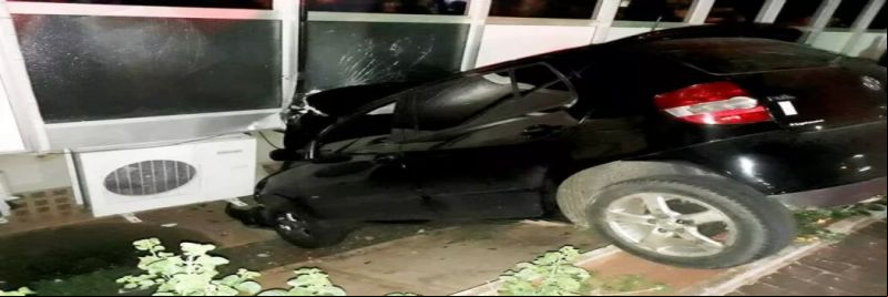 Carro cai em vala na Prefeitura de Uberlândia 