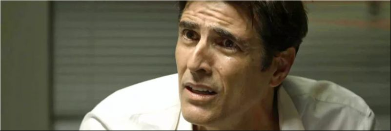 Régis (Reynaldo Gianecchini) diz a Antero (Ary Fontoura) que Josiane (Agatha Moreira) pode ser a assassina que procuram, na novela 'A Dona do Pedaço' — Foto: Globo
