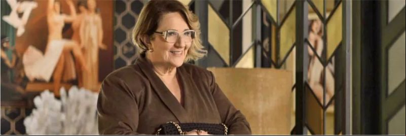 Ellen (Rosane Gofman) pensa que Jô (Agatha Moreira ) se preocupa com ela, em 'A Dona do Pedaço' — Foto: Globo