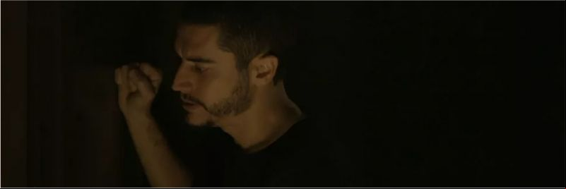 Camilo (Lee Taylor) quer dormir com Vivi (Paolla Oliveira) e esmurra a porta do quarto, que se mantém trancada. — Foto: TV Globo