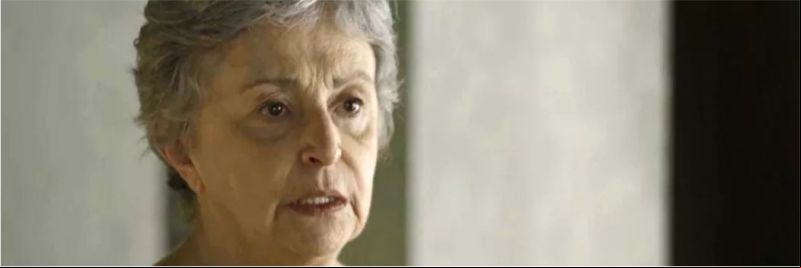 Berta (Ana Lucia Torre) decide acobertar encontros entre Vivi (Paolla Oliveira) e Chiclete (Sergio Guizé) em 'A Dona do Pedaço' — Foto: Globo