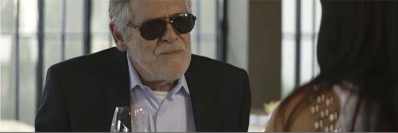 Em 'A Dona do Pedaço', Otávio (José de Abreu) garante à filha que se ela quiser mesmo fugir, terá que viver com identidade falsa e abandonar a carreira na internet — Foto: TV Globo