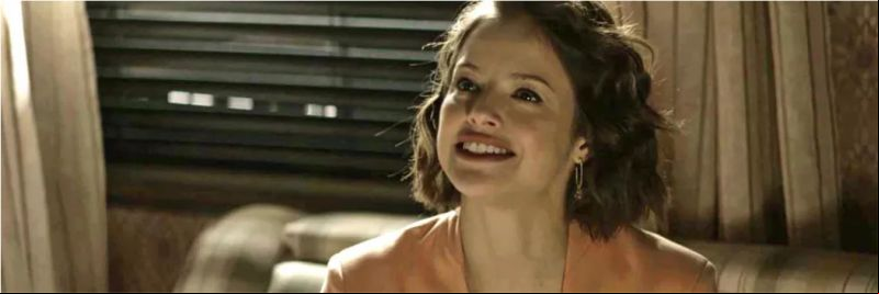 Josiane (Agatha Moreira) tenta despistar perguntas de Camilo (Lee Taylor), na novela 'A Dona do Pedaço' — Foto: Globo