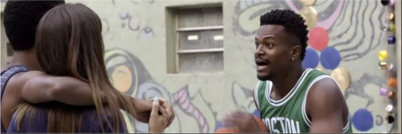 Ramon (David Junior) conta a novidade para Michelly (Gabrielle Joie) e Patrick (Caio Cabral) — Foto: Globo