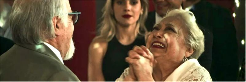 Marlene (Suely Franco) fica radiante com pedido de Antero (Ary Fontoura), em 'A Dona do Pedaço' — Foto: Globo