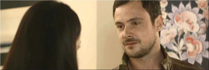 Chiclete (Sergio Guizé) quer saber se Vivi (Paolla Oliveira) mentiu quando terminou com ele, em 'A Dona do Pedaço' — Foto: Globo