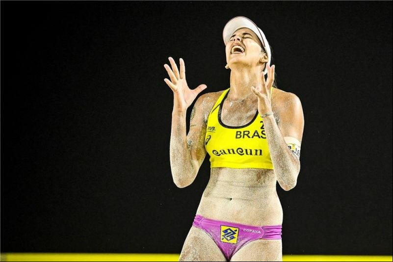 Duda lamenta em derrota contra Taiana e Talita — Foto: Divulgação