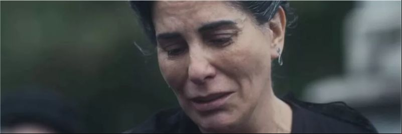 Lola (Gloria Pires) faz depoimento emocionado na despedida a Júlio (Antonio Calloni) — Foto: Globo