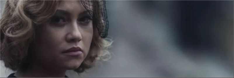 Marion (Ellen Rocche) vai escondida ao enterro de Júlio (Antonio Calloni) — Foto: Globo
